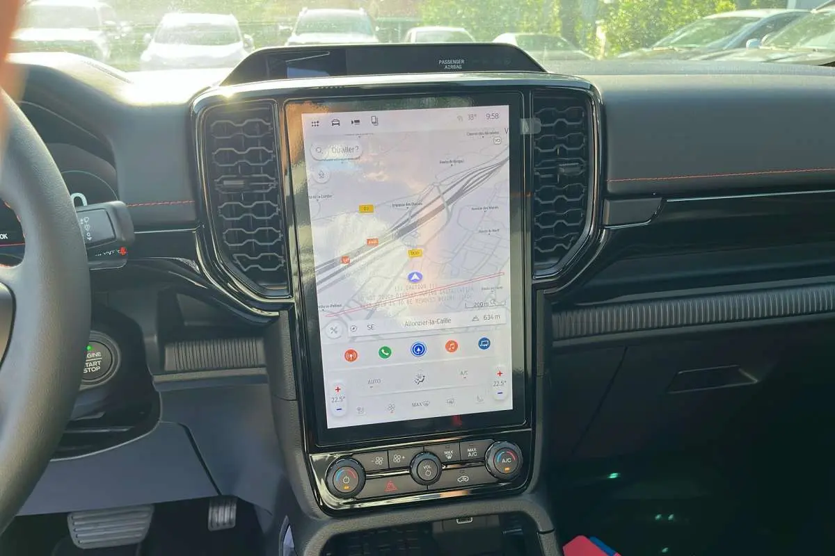 Vue intérieure centrée sur l'écran tactile vertical du tableau de bord du Ford Ranger noir agate 2026.