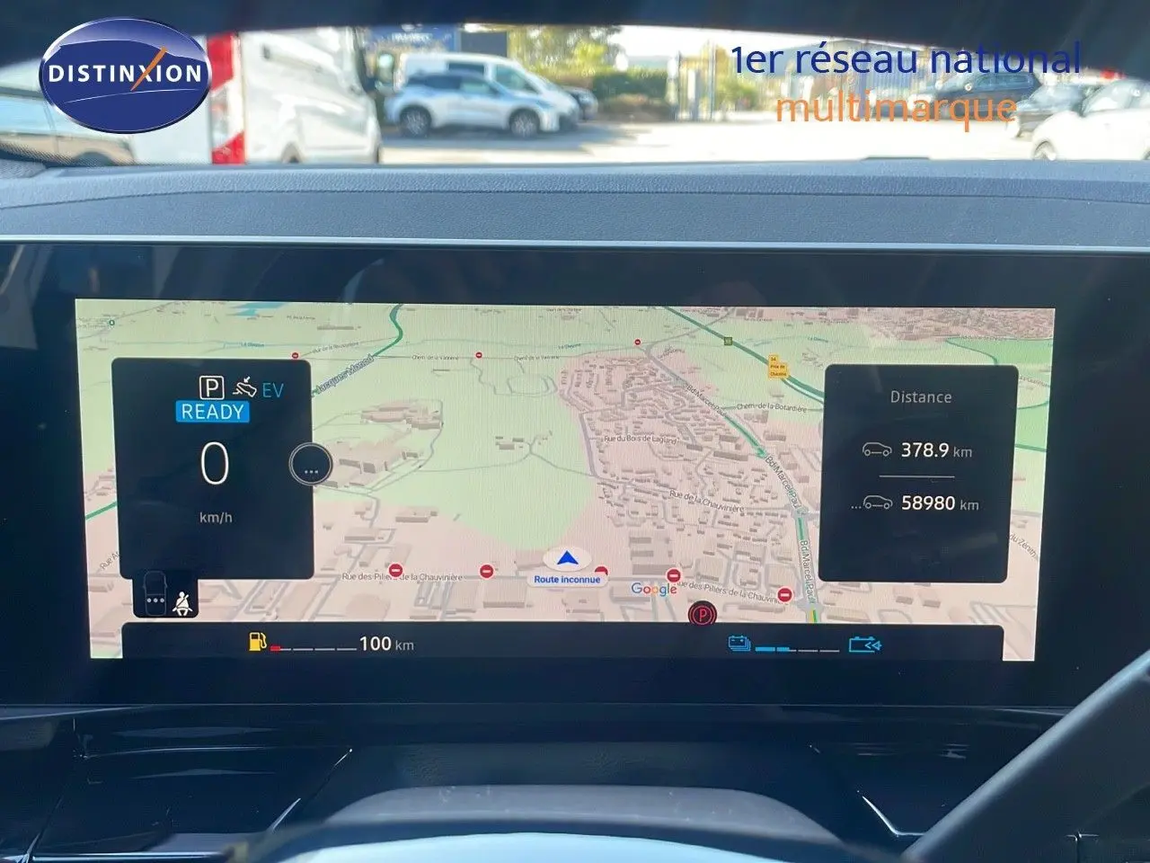 Écran tactile intérieur du Renault Austral blanc glacier 2023 affichant la navigation et les informations de conduite.