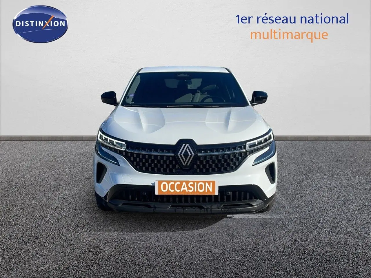 Vue frontale d'un Renault Austral blanc glacier 2023 avec calandre noire et phares LED distinctifs.