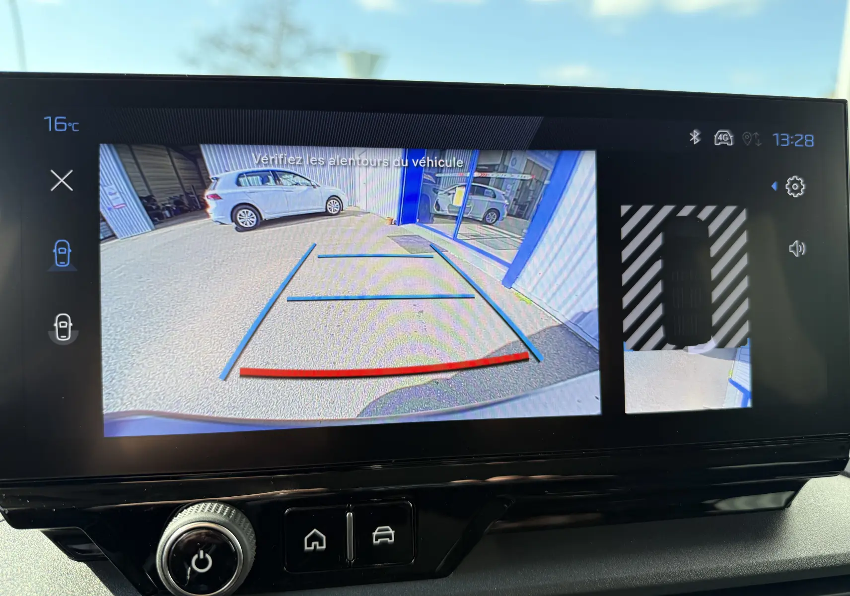 Gros plan sur la console centrale noire du Peugeot Rifter Allure 2026, montrant la commande de boîte auto et climatisation digitale.