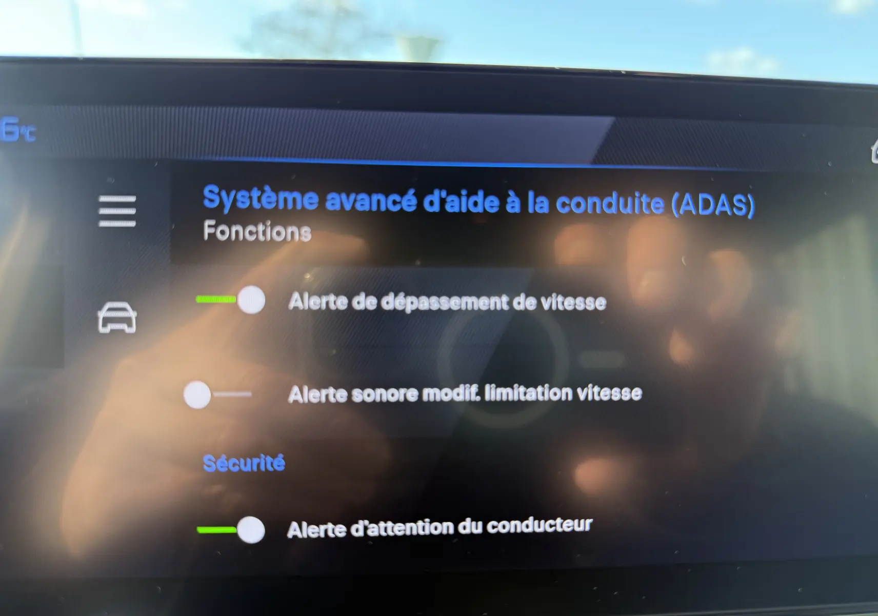 Écran tactile central du Peugeot Rifter Allure 2026 affichant la navigation GPS avec interface connectée.