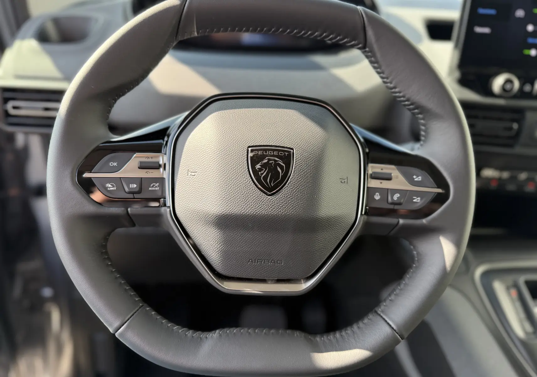 Écran tactile intérieur du Peugeot Rifter Allure 2026 affichant les réglages du système d’aide à la conduite ADAS.