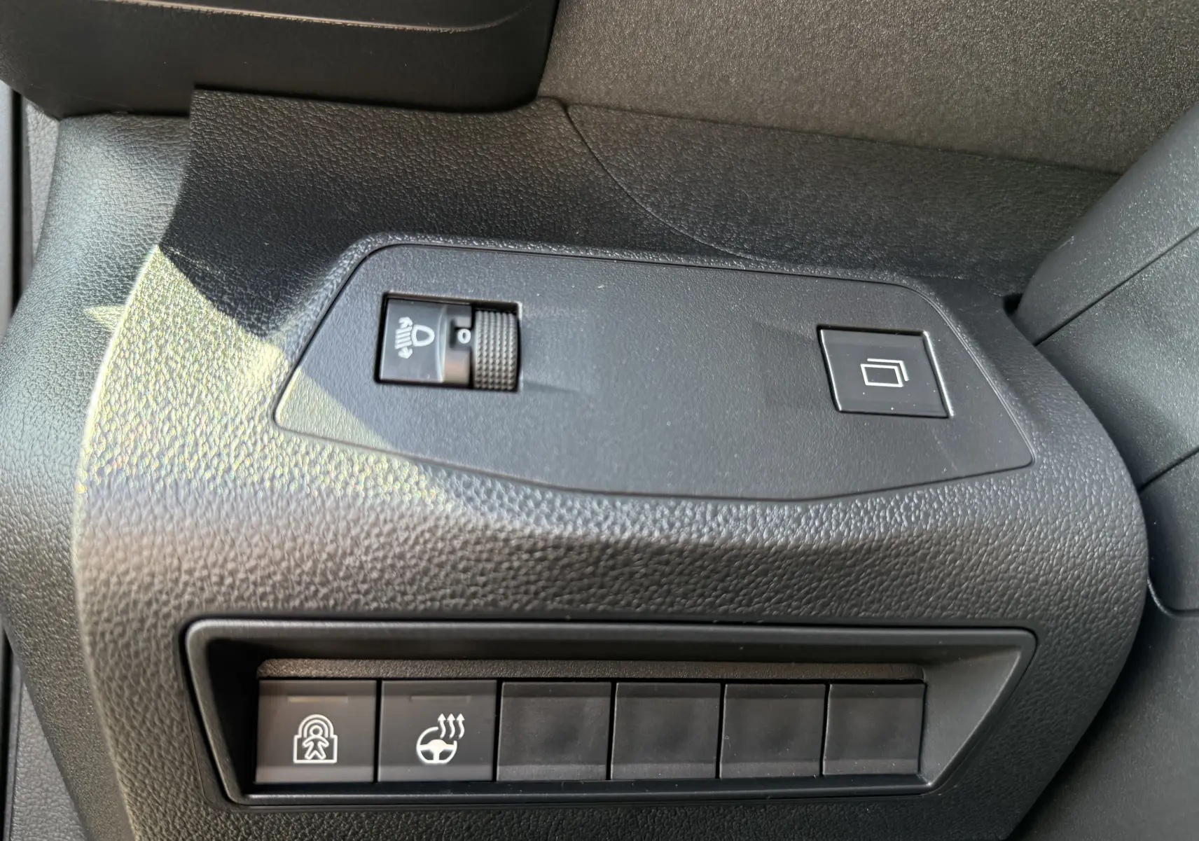 Gros plan sur le volant noir du Peugeot Rifter Allure 2026, avec logo lion central et commandes intégrées.