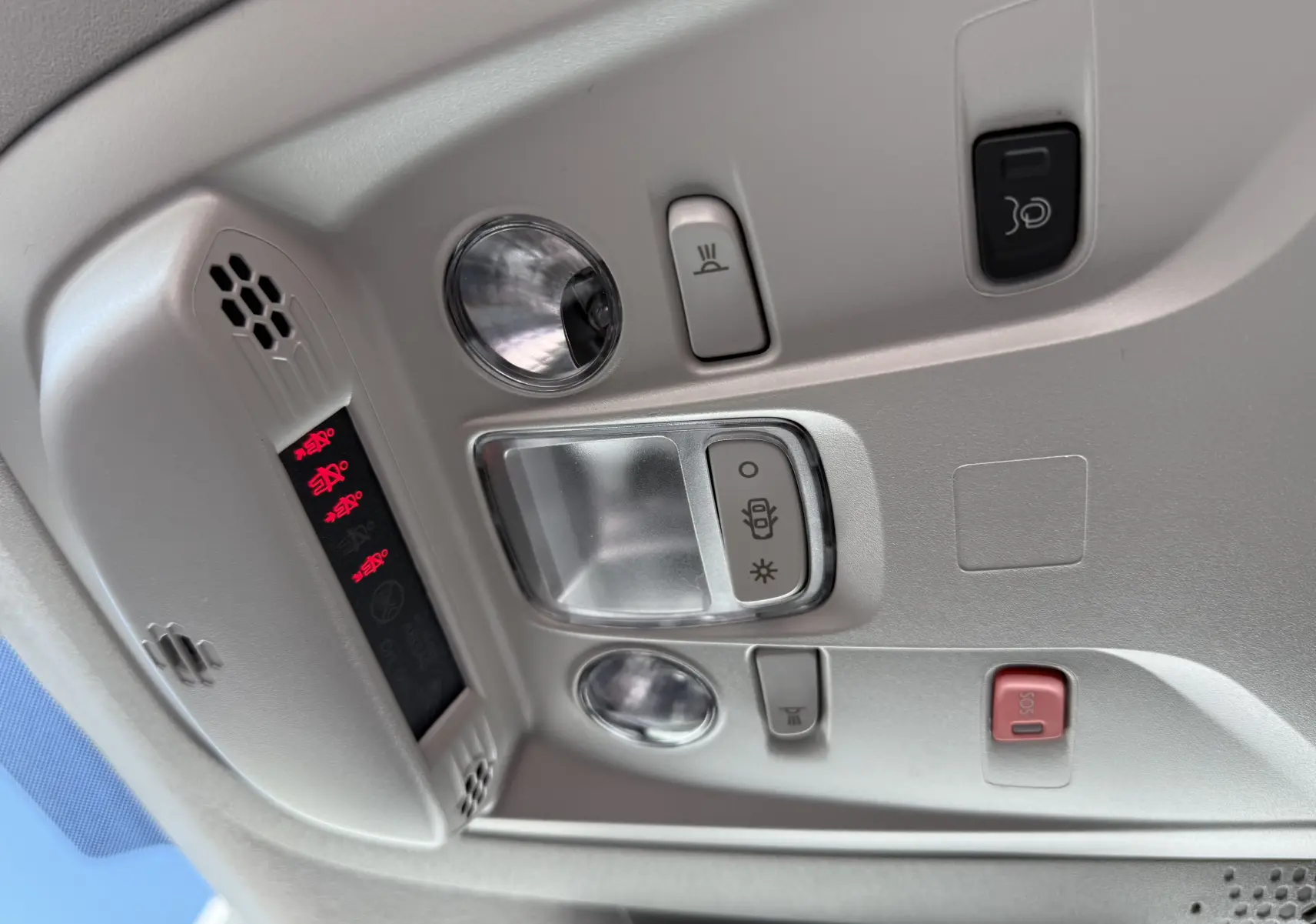 Gros plan sur la partie gauche du volant noir du Peugeot Rifter Allure 2026, avec commandes intégrées et commandes au volant.