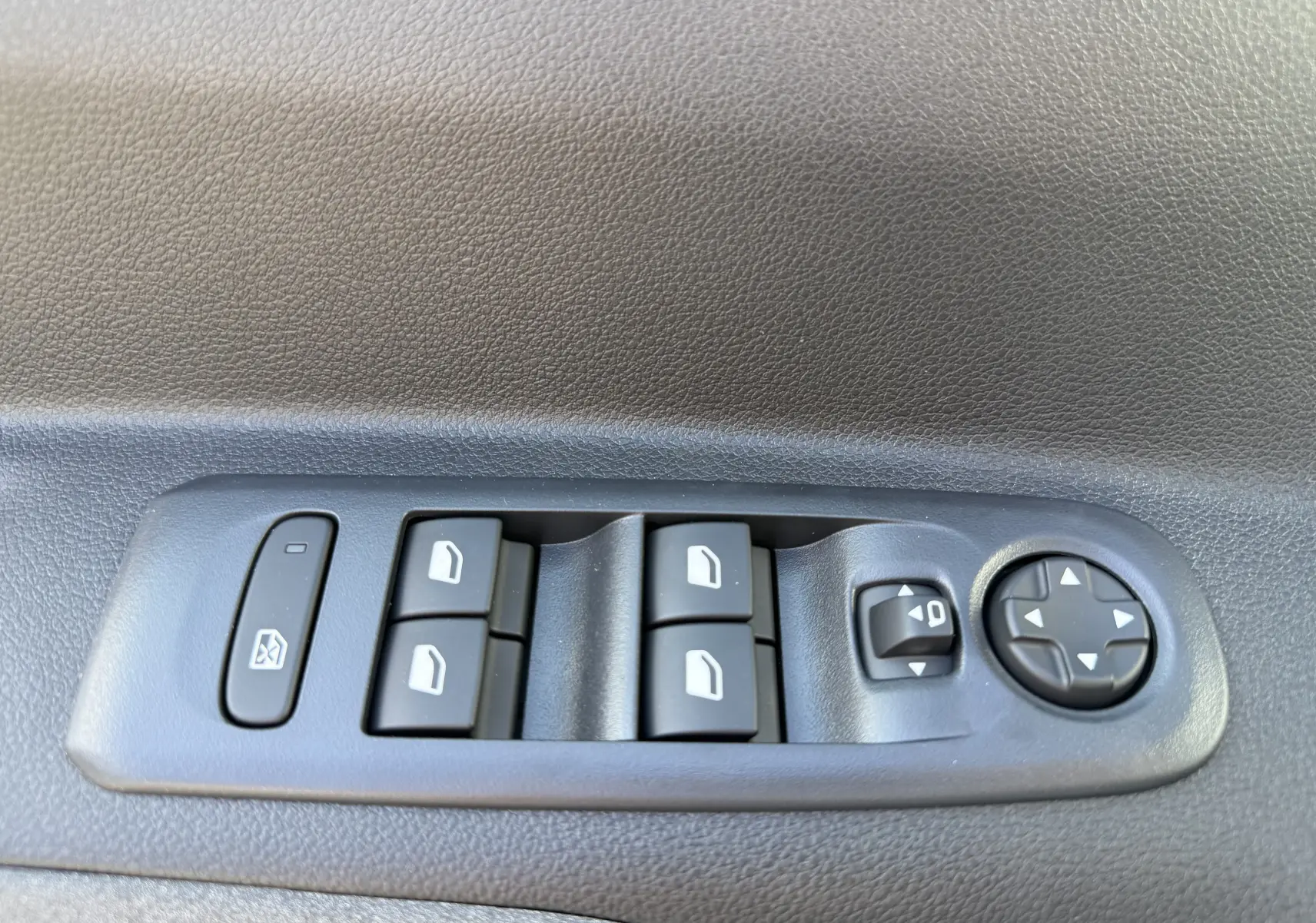 Gros plan sur la partie droite du volant noir du Peugeot Rifter Allure 2026, avec commandes audio et téléphone intégrées.