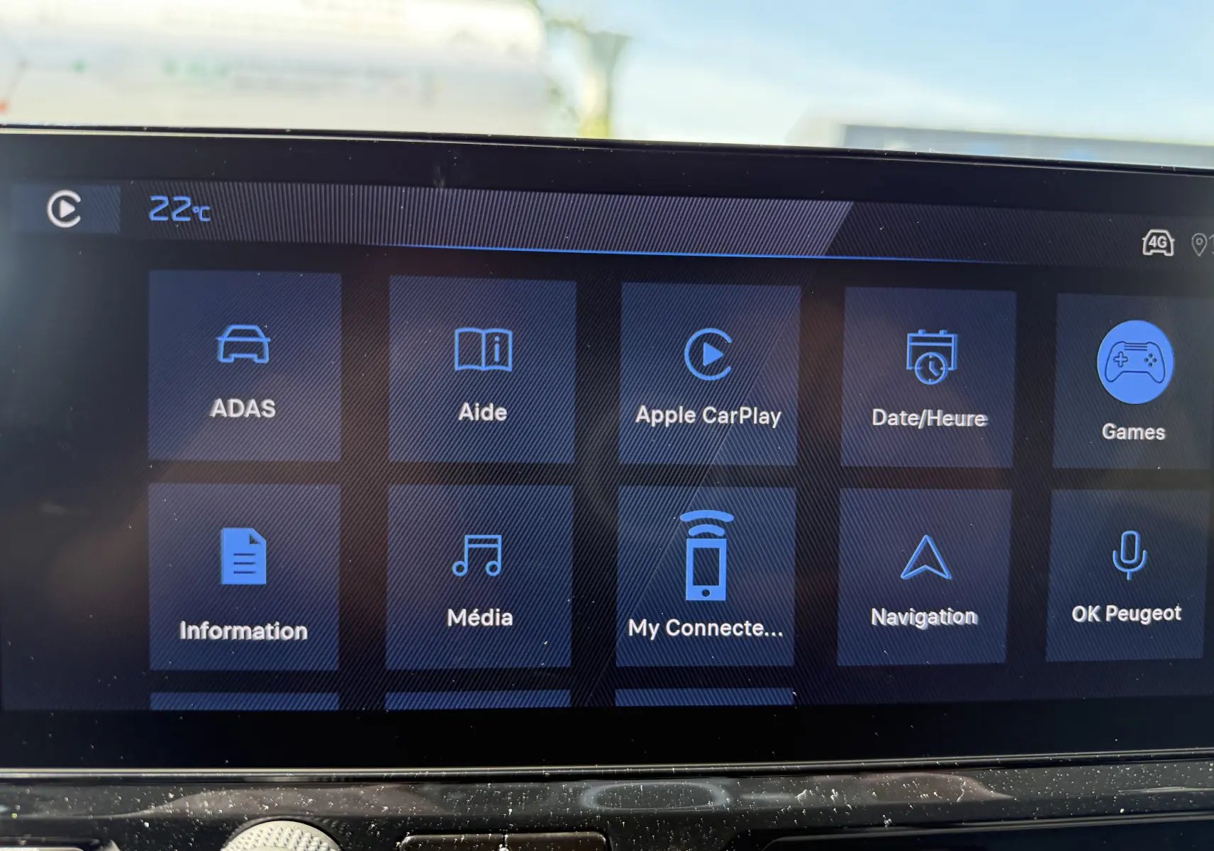 Écran tactile central du Peugeot Rifter Allure 2026 affichant les options multimédia et connectivité, interface en bleu.