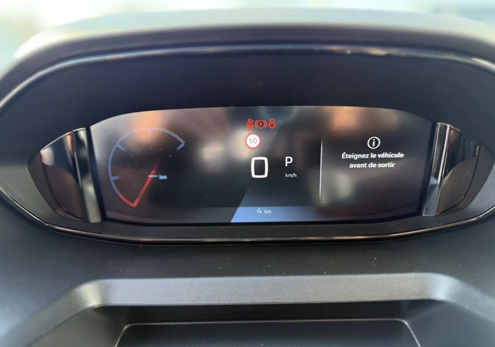 Vue intérieure rapprochée des sièges avant en tissu gris avec surpiqûres contrastantes du Peugeot Rifter noir Perla Nera.