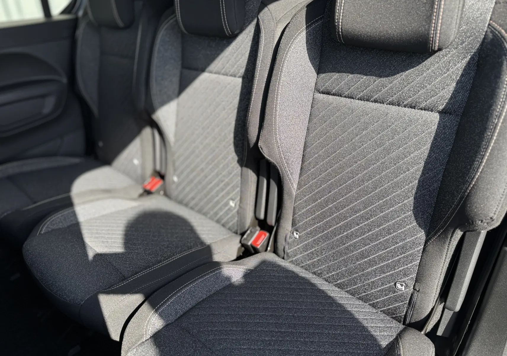 Vue rapprochée de l’écran tactile central du Peugeot Rifter noir Perla Nera 2026, affichant la navigation et les options multimédia.