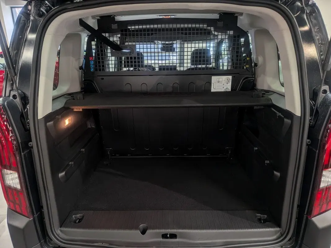 Vue intérieure côté conducteur du Peugeot Rifter 2026 noir Perla Nera, avec tableau de bord digital et écran tactile central.