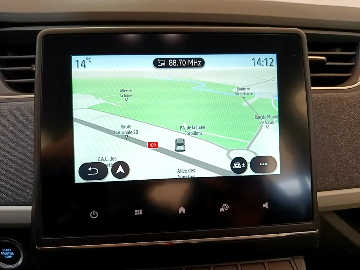 Écran tactile central de navigation 7 pouces dans l’habitacle d’une Renault ZOE gris clair, version 2022.