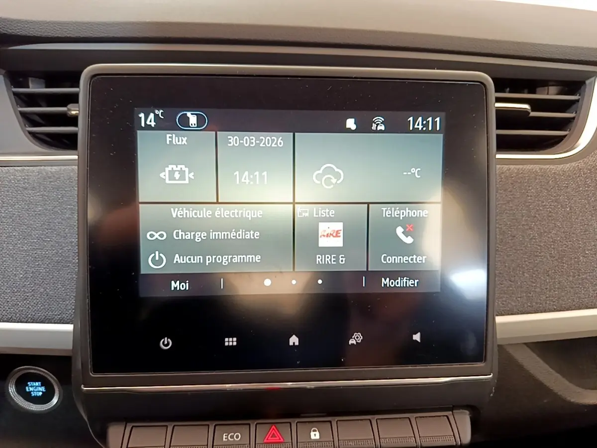Écran tactile central affichant les fonctions électriques du Renault ZOE gris clair, vue intérieure frontale.