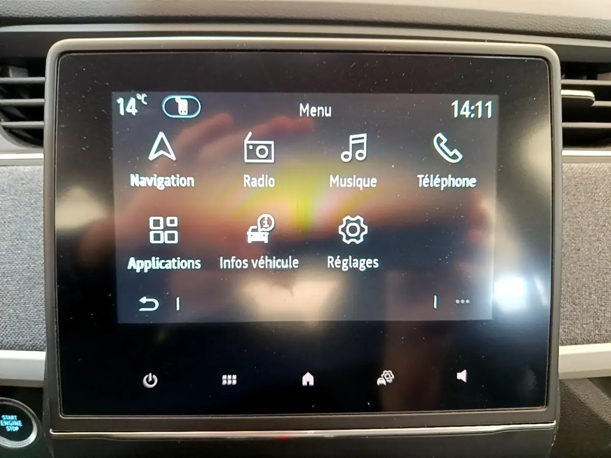 Écran tactile central de 17,8 cm de la Renault ZOE gris clair, affichant le menu principal multimédia.