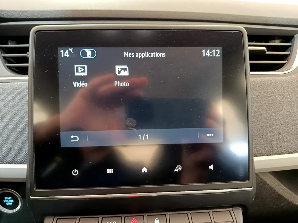 Écran tactile central affichant les applications vidéo et photo dans l’habitacle d’une Renault ZOE gris clair.
