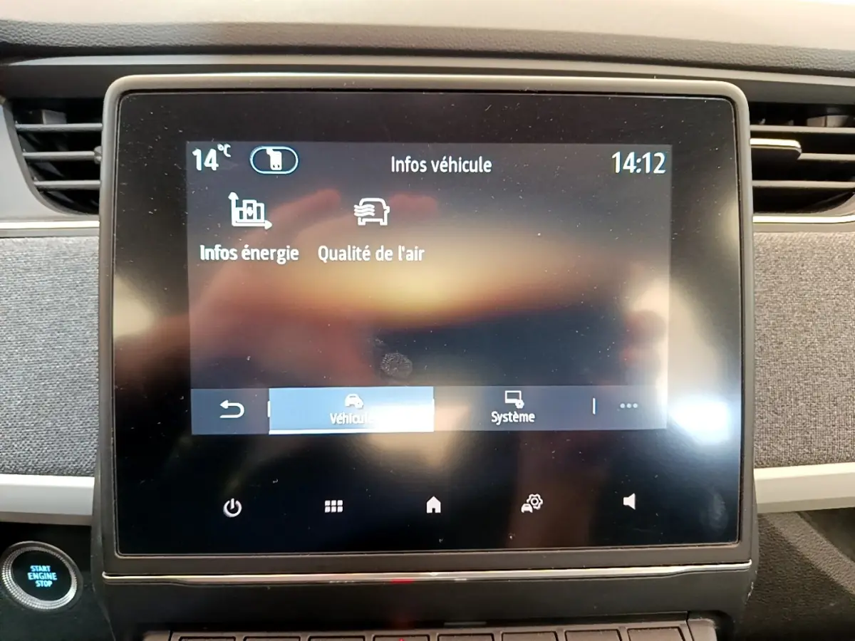 Écran tactile central affichant les infos véhicule d’une Renault ZOE gris clair, avec bouton démarrage visible à gauche.