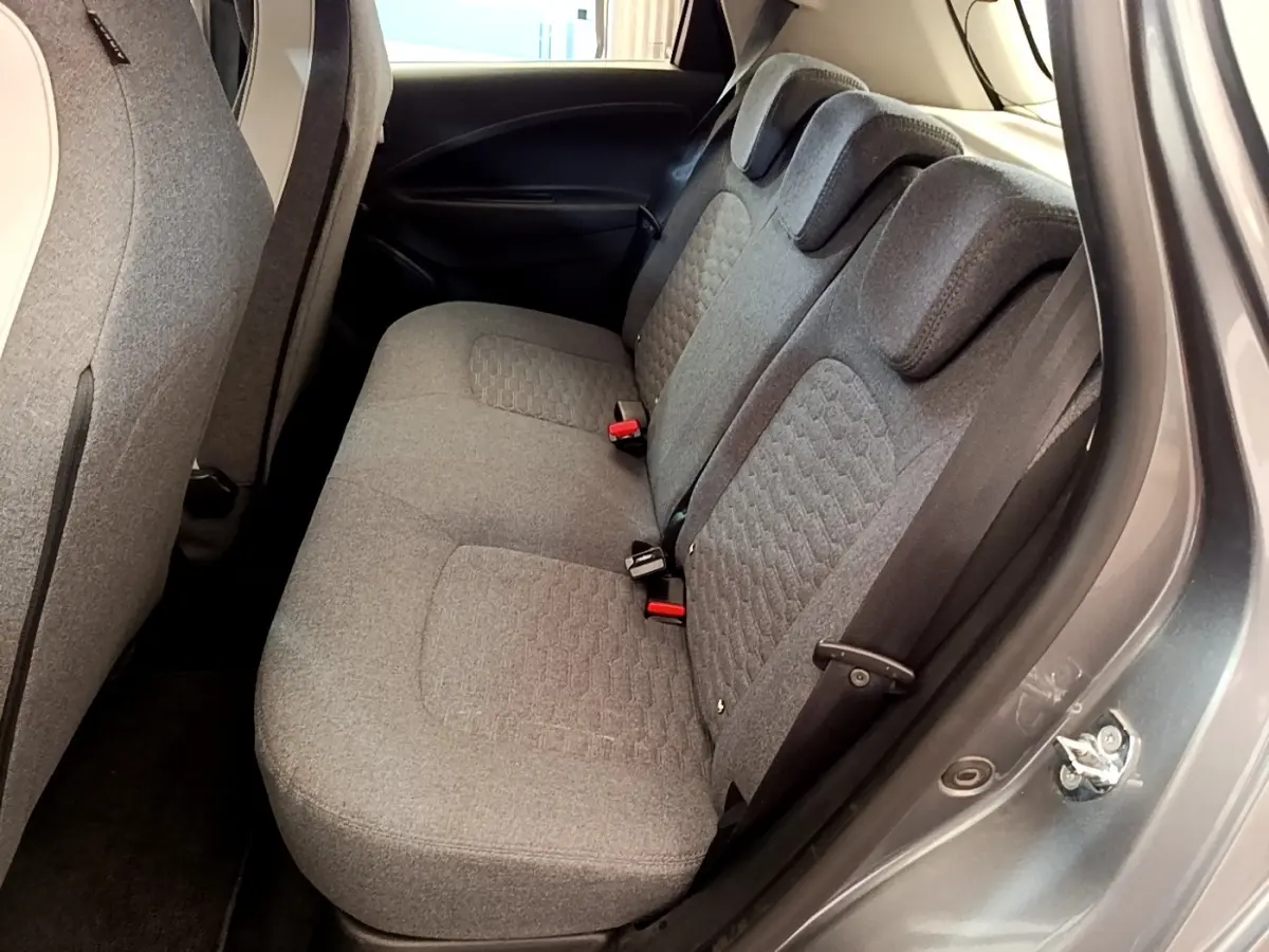 Vue intérieure côté droit montrant la banquette arrière grise tissu de la Renault ZOE evolution R110 gris clair 2022.