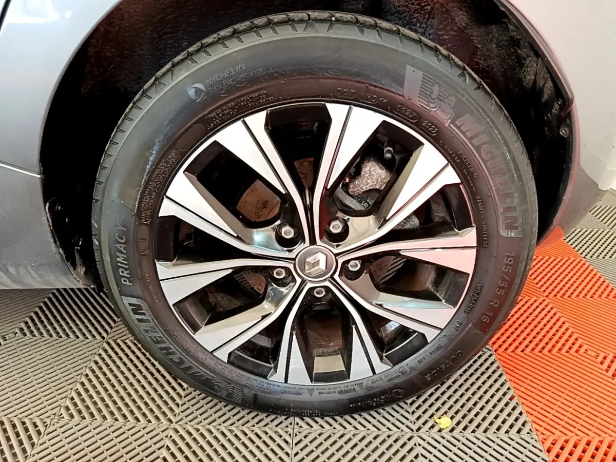 Gros plan sur la roue avant gauche de la Renault ZOE gris clair avec jante alliage bicolore et pneu Michelin.