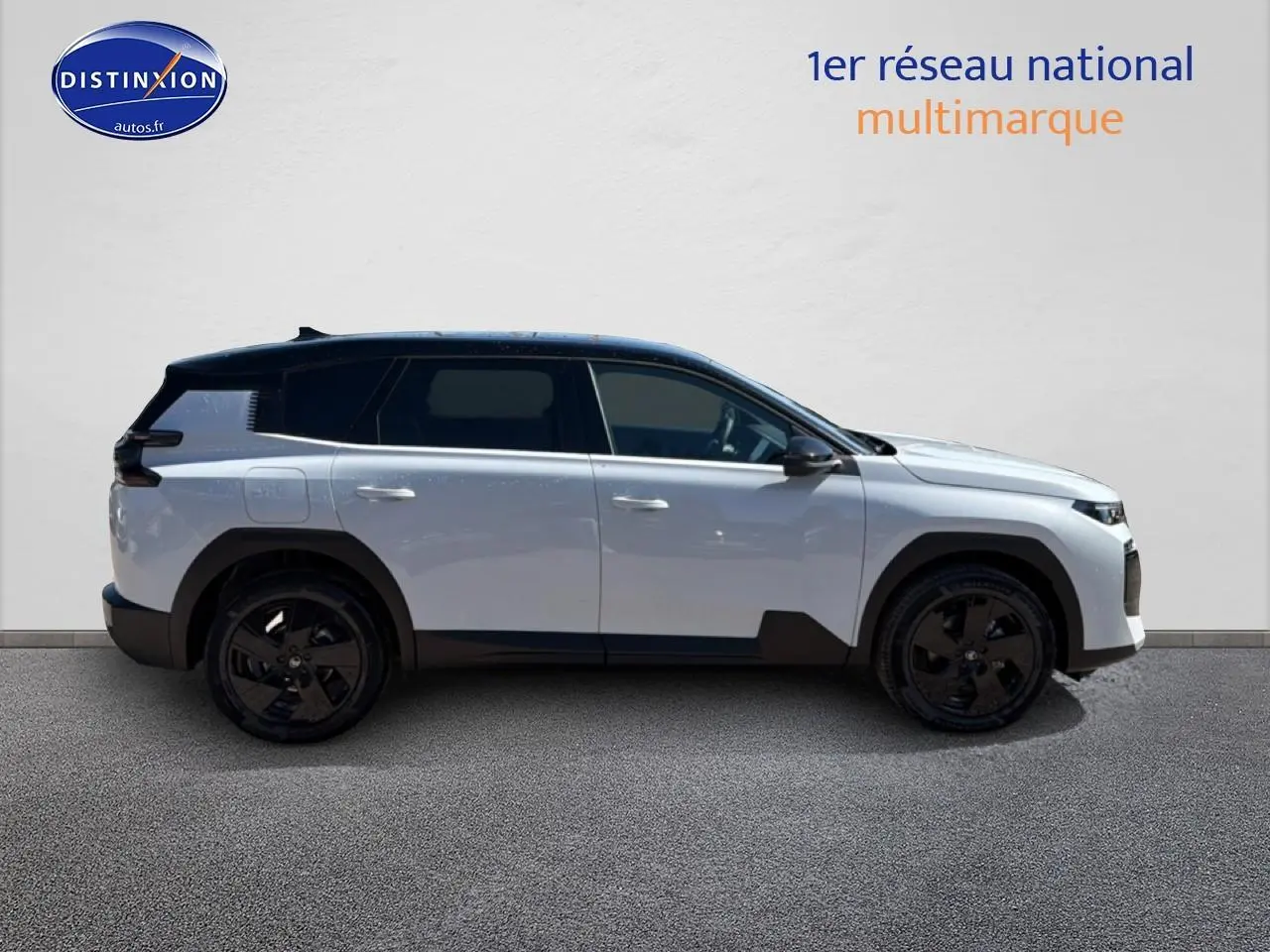 Profil droit du Citroën C5 Aircross hybride blanc et noir avec jantes alliage noires et toit bi-ton.