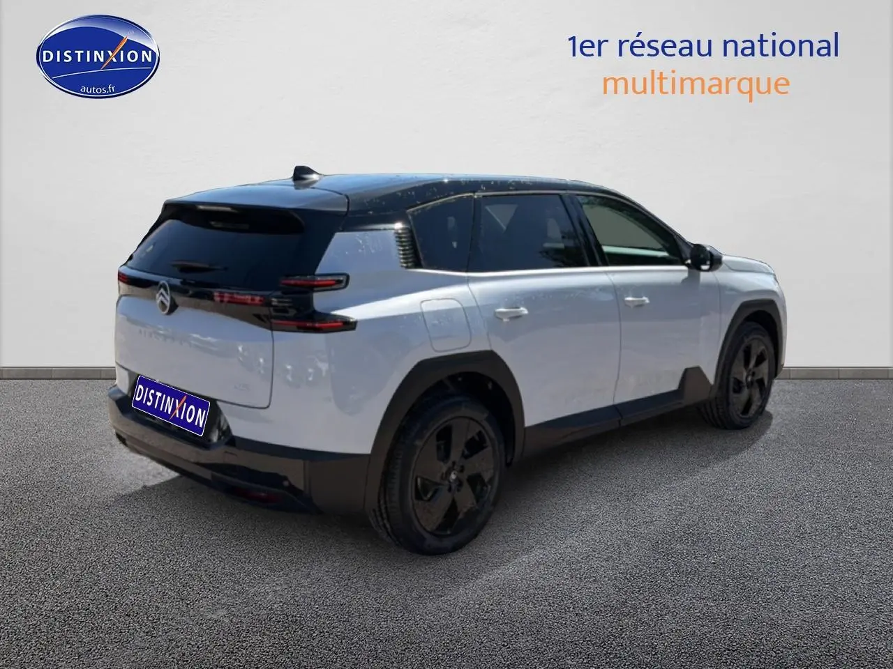 Vue 3/4 arrière droite d’un Citroën C5 Aircross blanc à toit noir avec jantes alliage noires et feux arrière LED.