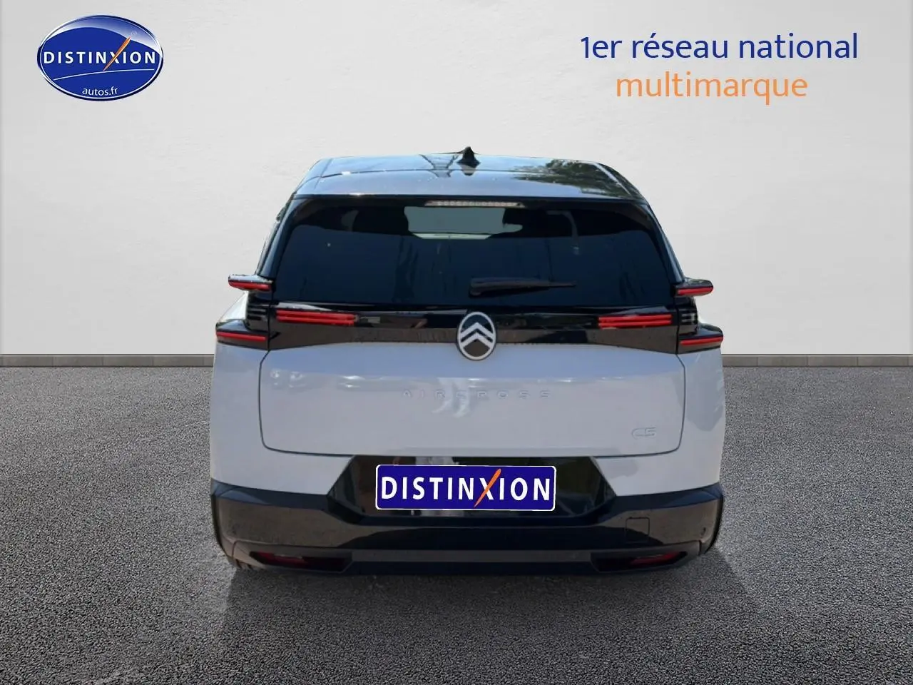 Vue arrière d'un Citroën C5 Aircross blanc et noir avec feux LED horizontaux et toit noir perla nera.