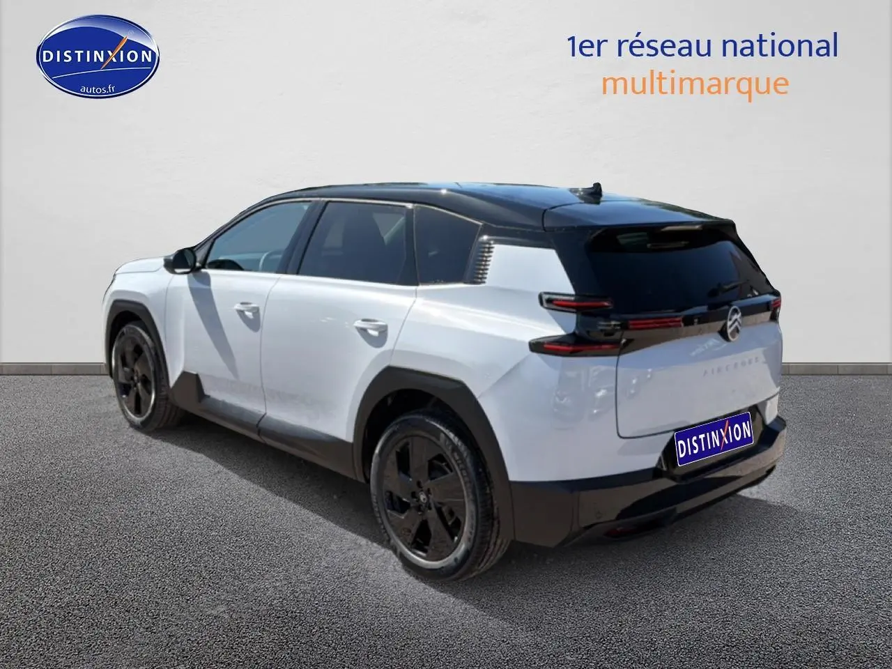Vue 3/4 arrière droite du Citroën C5 Aircross blanc à toit noir avec jantes alliage noires.