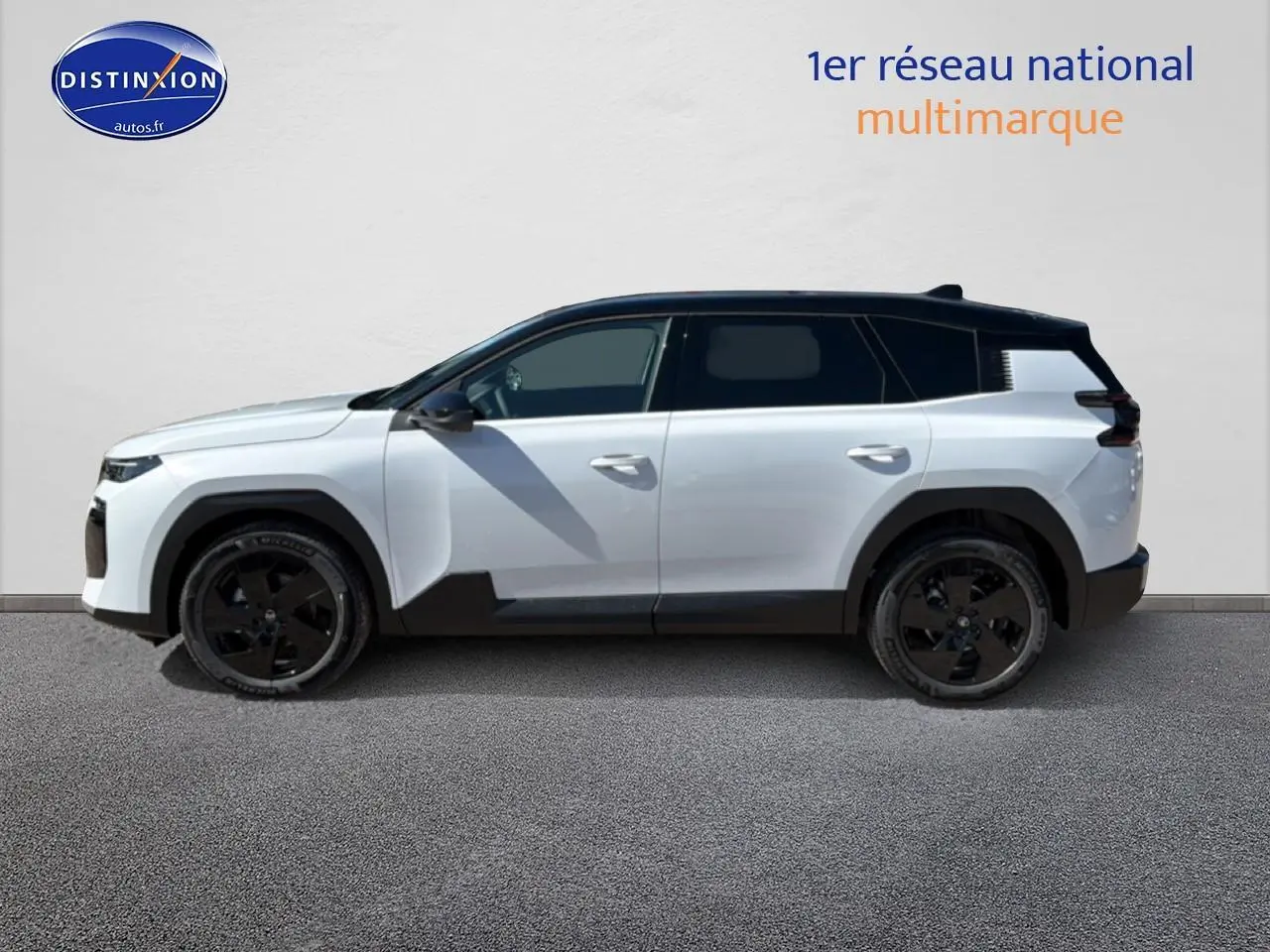 Profil droit du Citroën C5 Aircross 2026 blanc avec toit noir et jantes alliage noires.