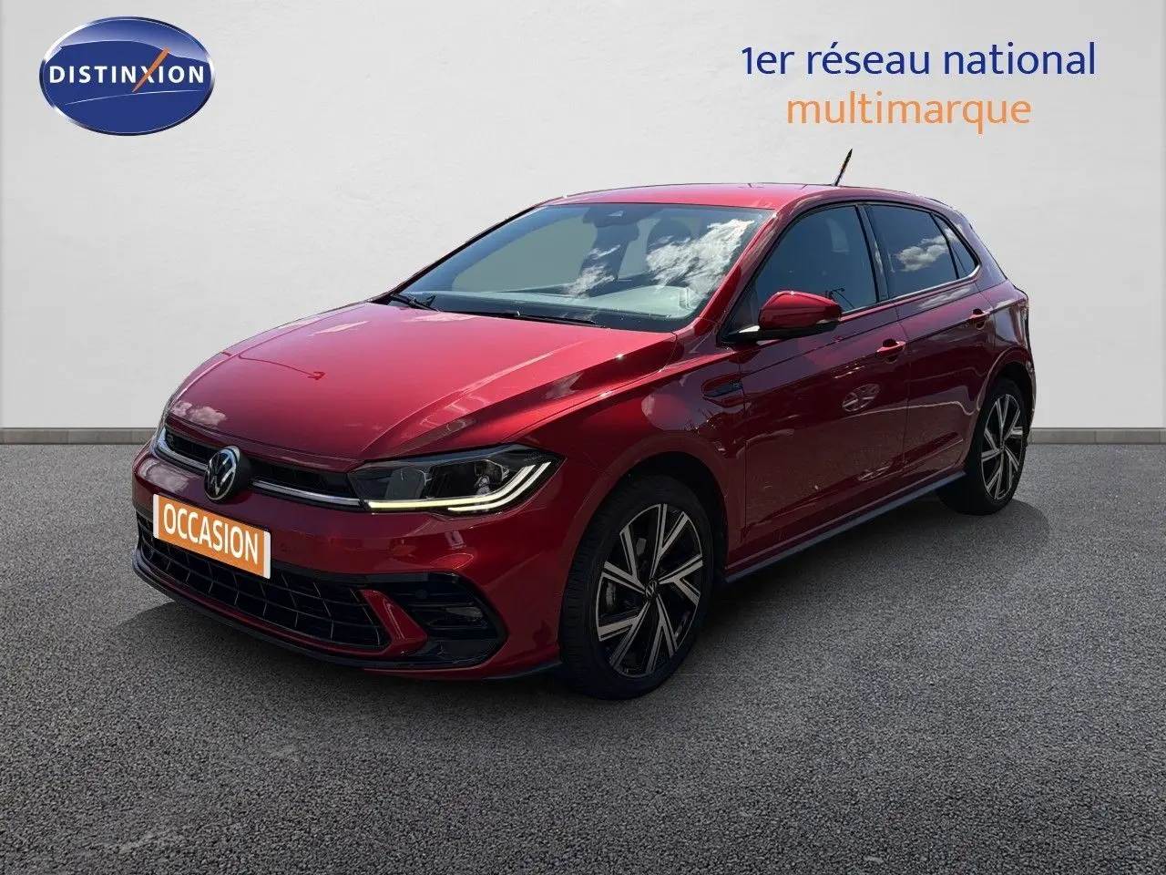 Volkswagen Polo 1.0 TSI 95 R-Line rouge roi vue 3/4 avant droit avec jantes alliage et phares LED allumés.