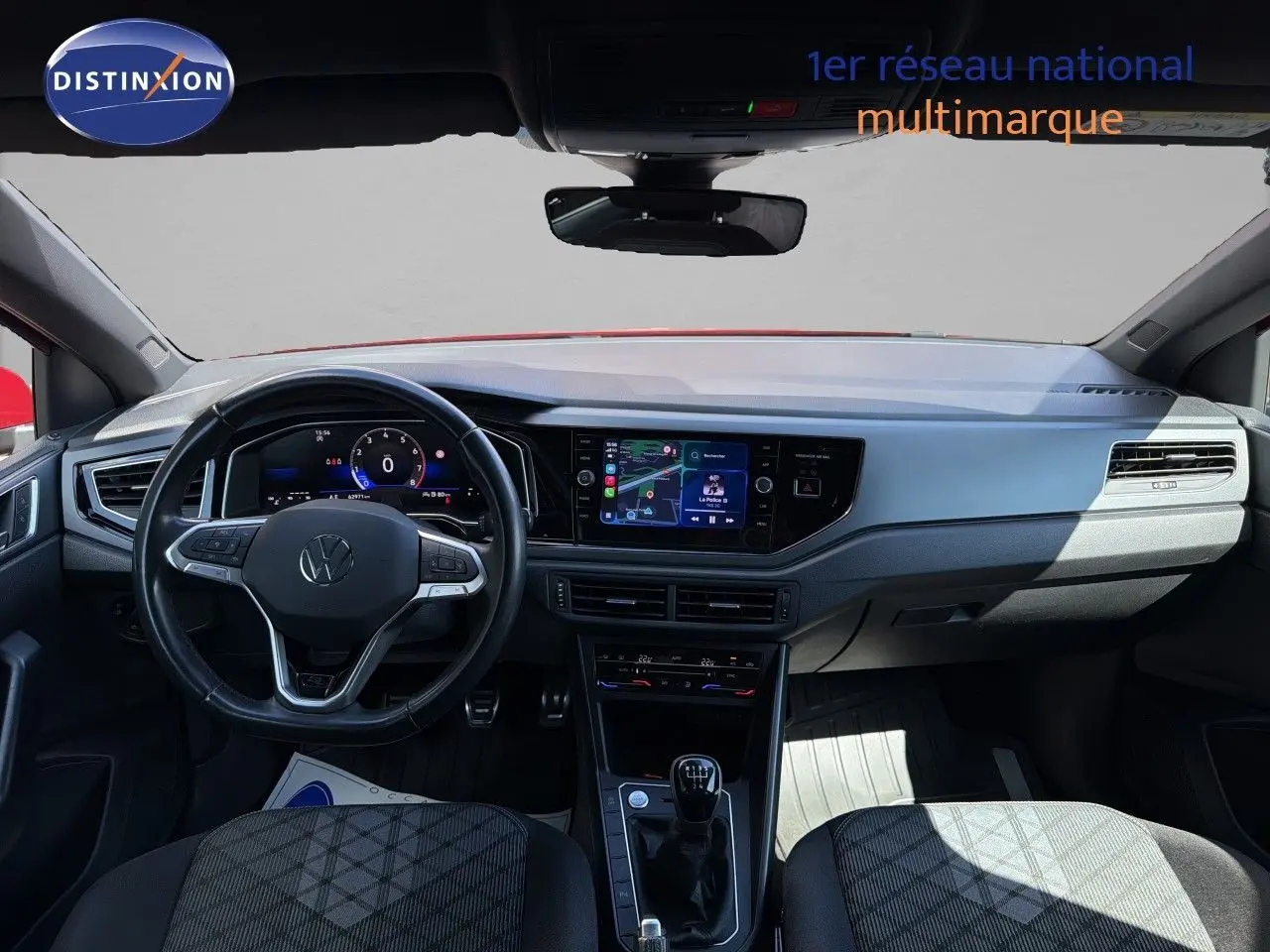 Vue intérieure avant du Volkswagen Polo 1.0 TSI 95 R-Line 2023, avec tableau de bord numérique et levier de vitesse manuel.