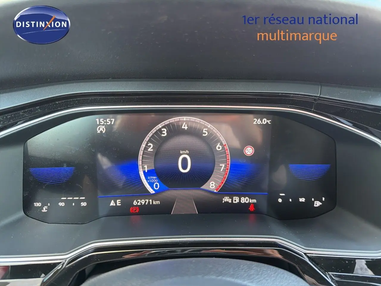 Tableau de bord numérique de Volkswagen Polo rouge roi 2023, affichage central du compteur à 0 km/h, vue de face.
