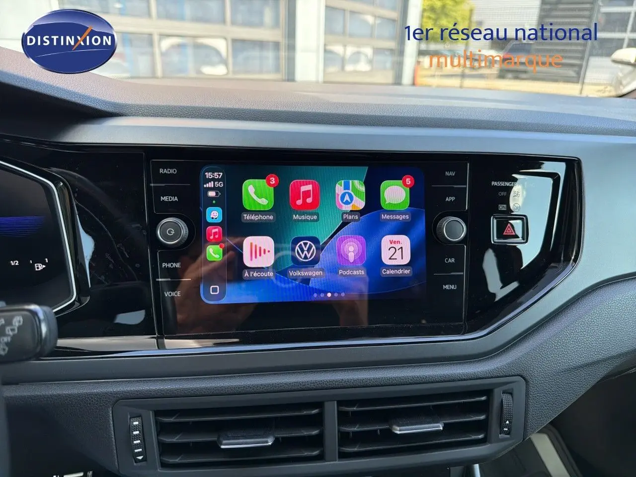 Vue rapprochée de l’écran tactile central du tableau de bord d’une Volkswagen Polo 2023, affichant Apple CarPlay.