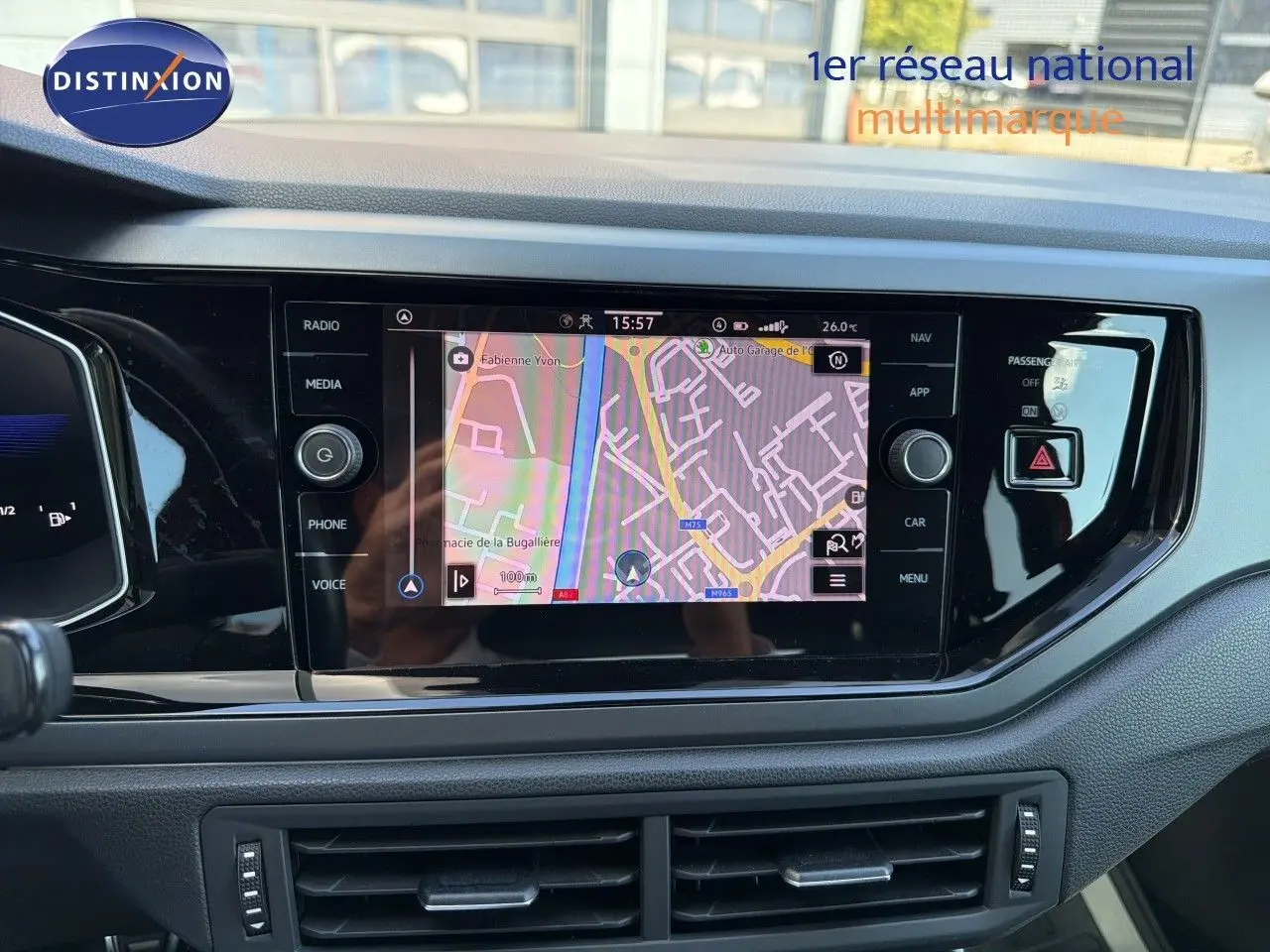 Vue rapprochée de l’écran tactile central du tableau de bord d’une Volkswagen Polo 2023 avec navigation affichée.