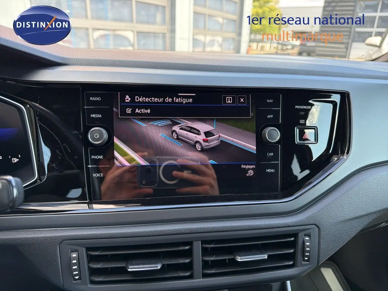 Vue rapprochée de l’écran tactile central du tableau de bord d’une Volkswagen Polo rouge Roi 2023 avec menu détecteur de fatigue activé.