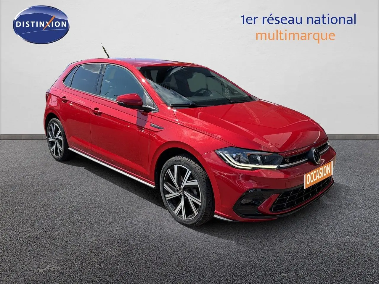 Volkswagen Polo 1.0 TSI R-Line rouge roi vue 3/4 avant droit avec jantes alliage et feux LED allumés.