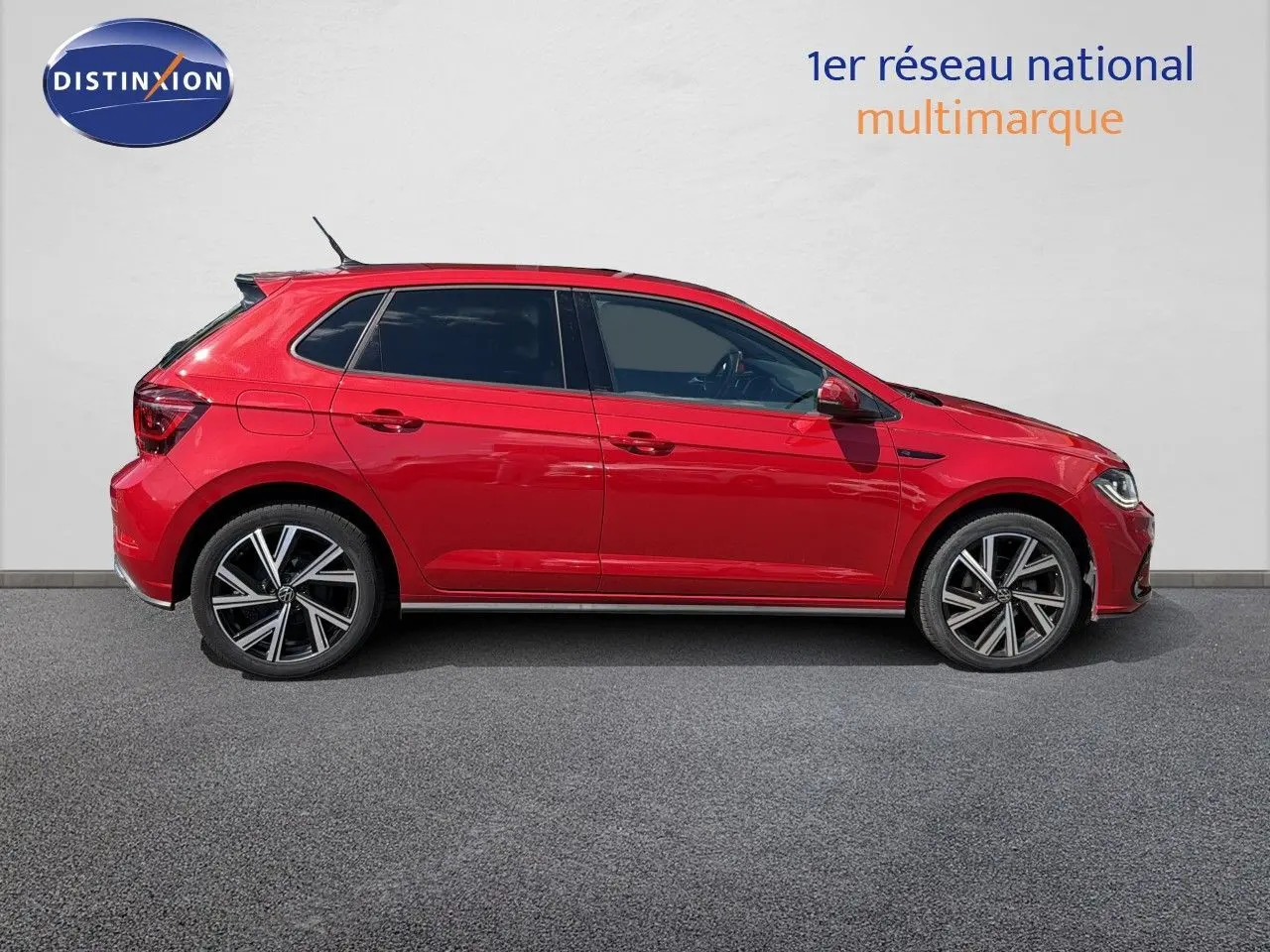Volkswagen Polo 1.0 TSI 95 R-Line rouge Roi vue de profil côté gauche sur fond neutre.