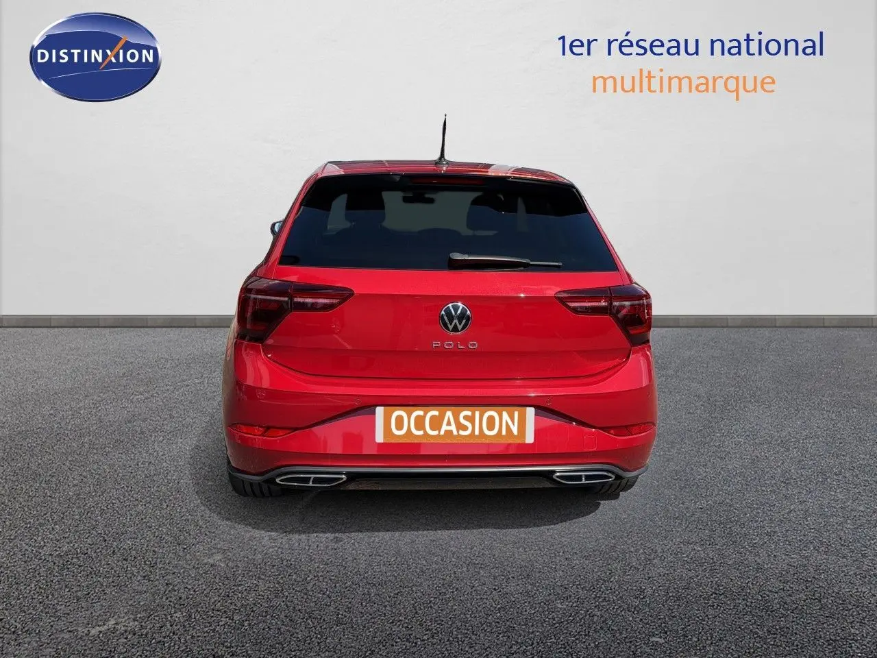 Vue arrière d'une Volkswagen Polo 1.0 TSI 95 R-Line rouge roi avec double sortie d'échappement et plaque "OCCASION".