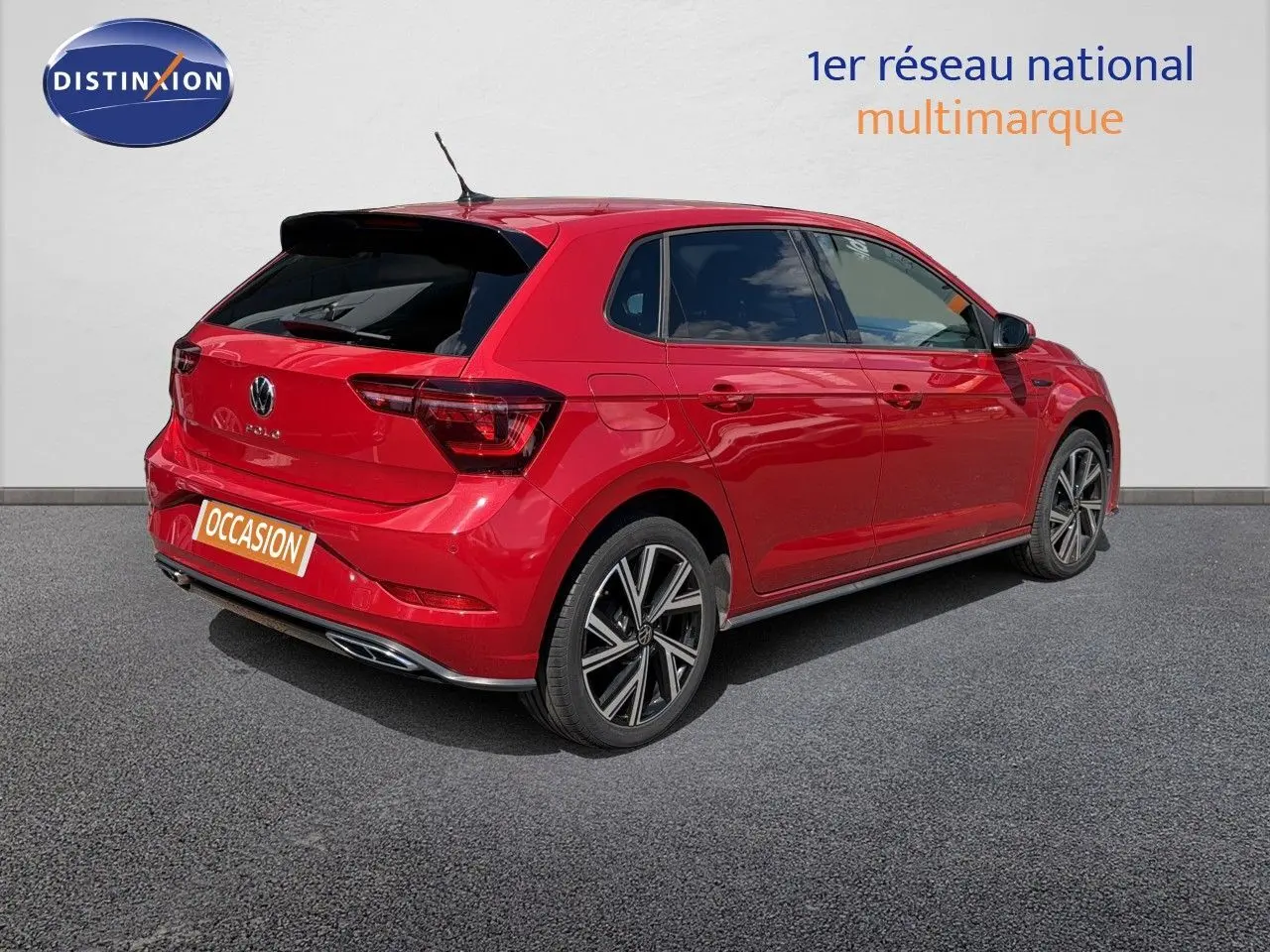 Volkswagen Polo 1.0 TSI 95 R-Line rouge roi vue 3/4 arrière droit, jantes alliage et vitres teintées.
