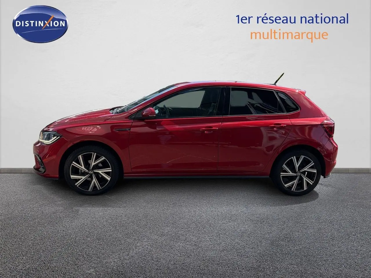 Profil droit d'une Volkswagen Polo 1.0 TSI 95 R-Line rouge roi 2023 avec jantes alliage et vitres teintées.