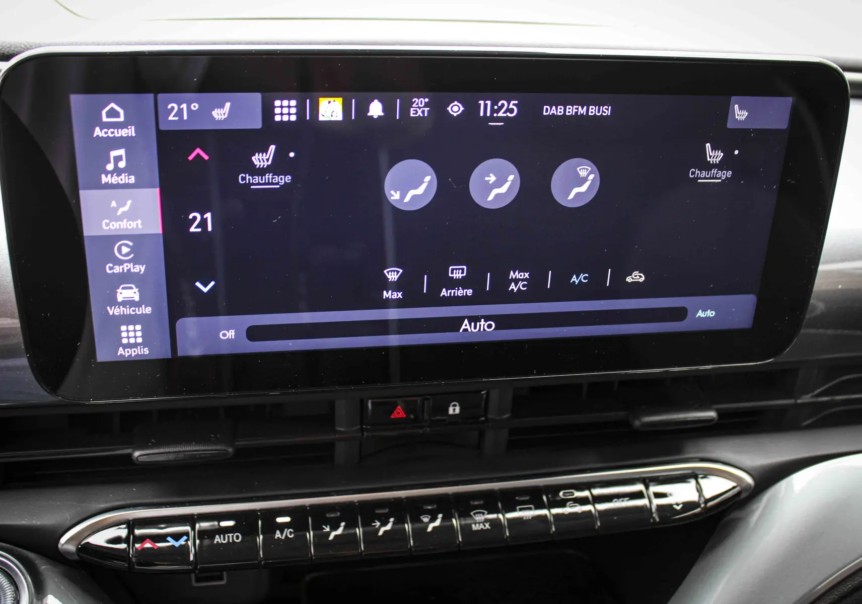 Écran tactile central de la Fiat 500 électrique 2023 affichant le réglage automatique de la climatisation.