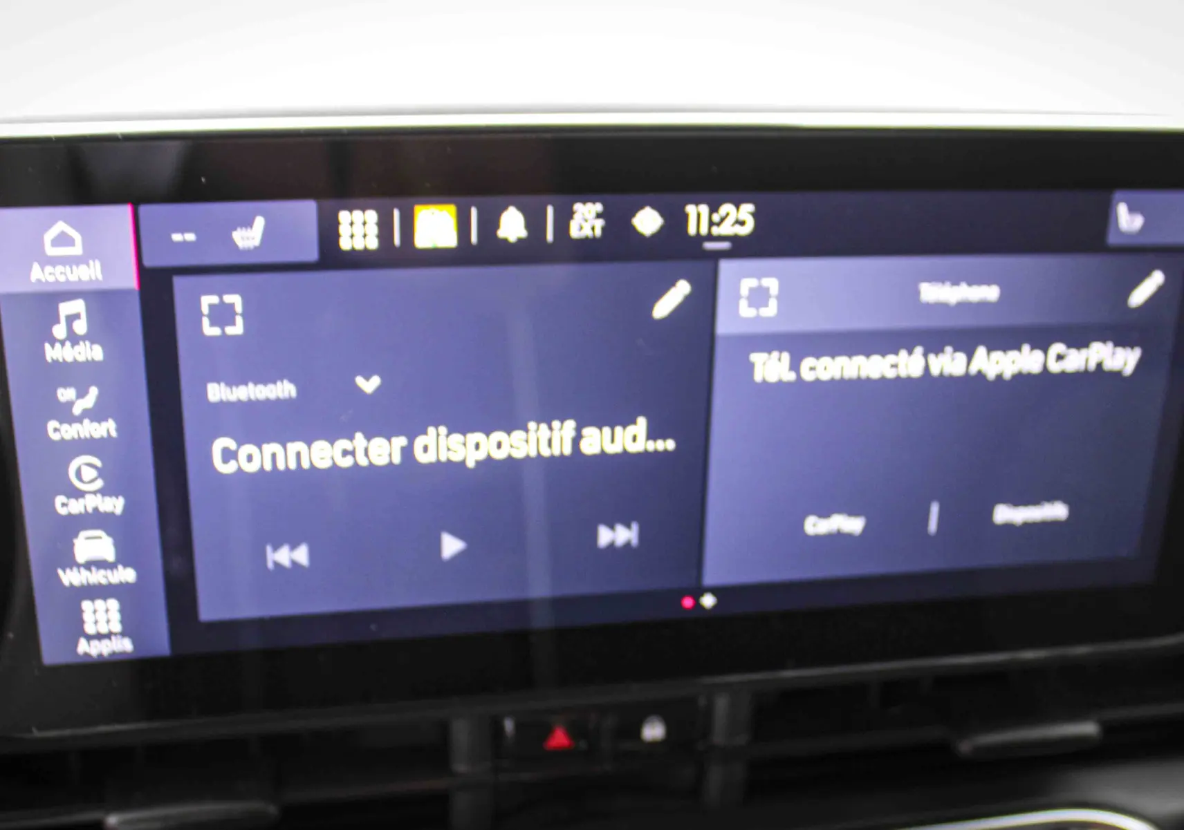 Écran tactile central de la Fiat 500 électrique 2023 affichant la connexion Apple CarPlay et les options multimédia.