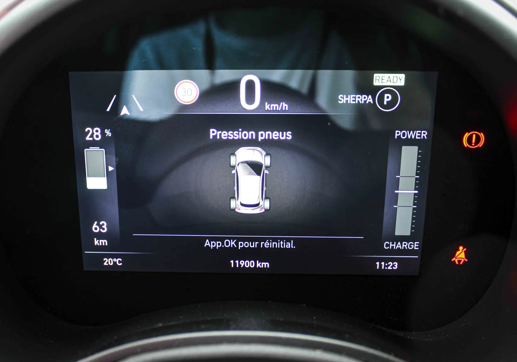 Tableau de bord numérique de la Fiat 500 électrique 2023 affichant la pression des pneus et l'autonomie restante.