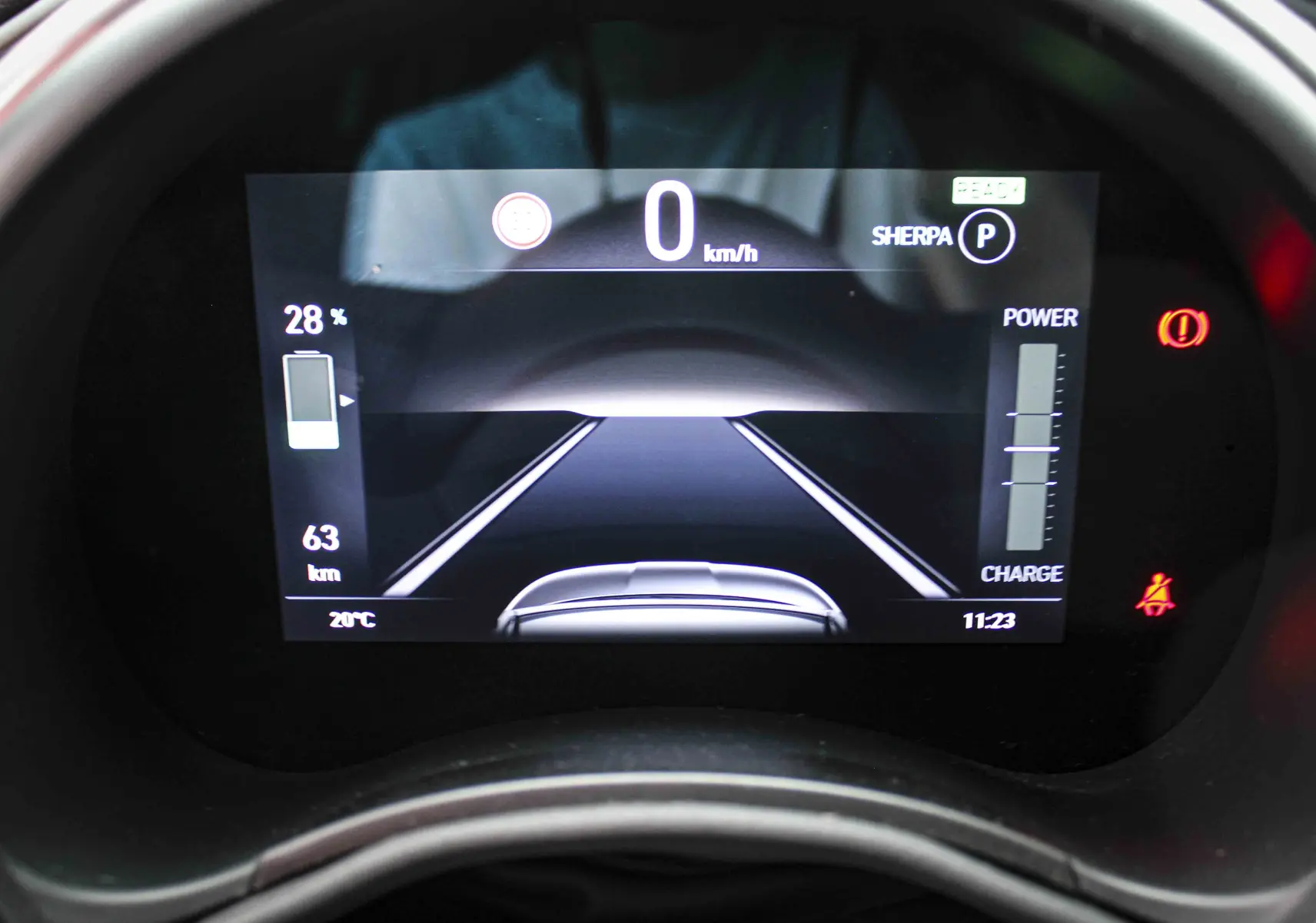 Affichage numérique du tableau de bord de la Fiat 500 électrique montrant vitesse, autonomie et charge batterie.