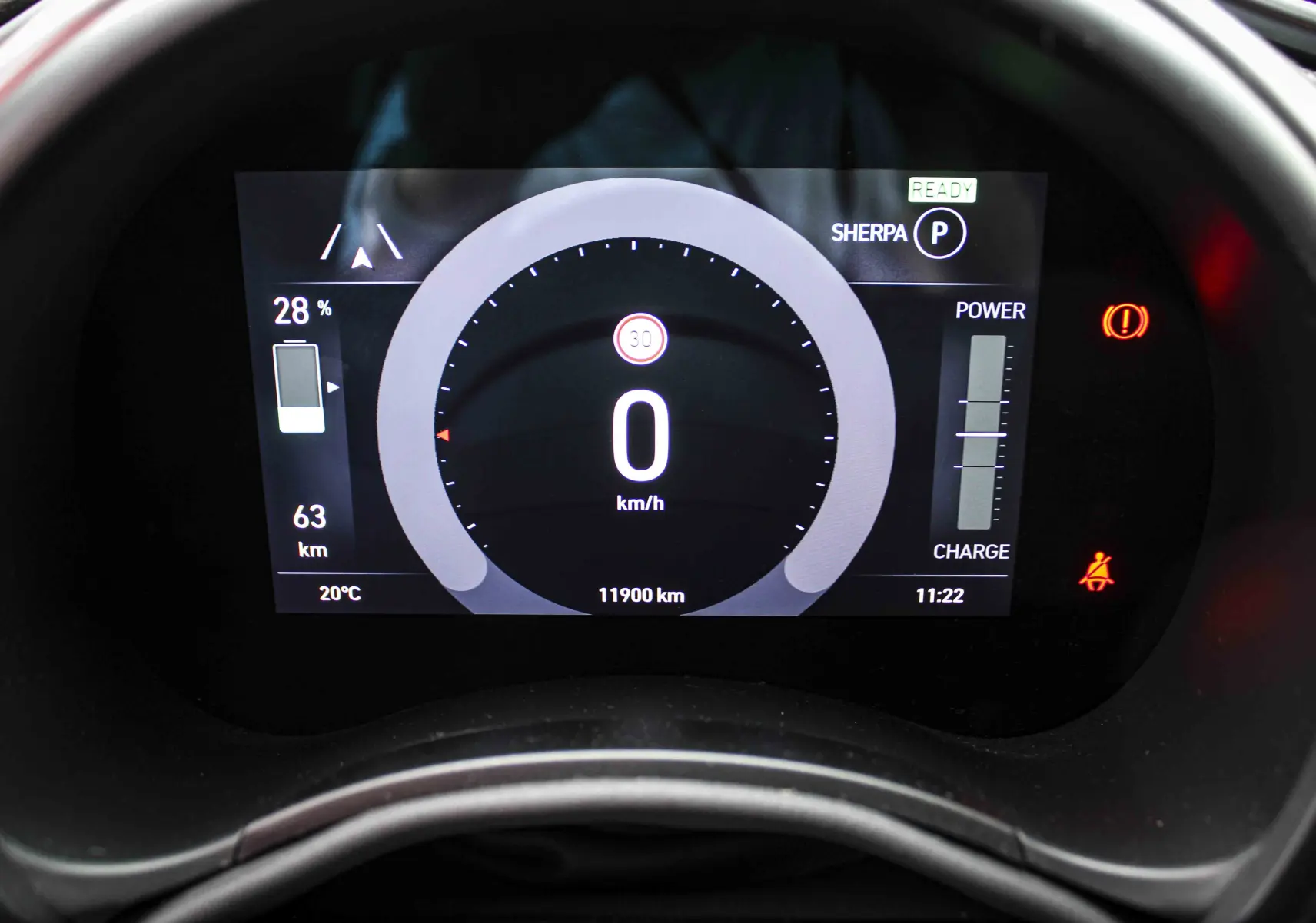 Tableau de bord numérique de la Fiat 500 électrique 2023 affichant vitesse zéro, autonomie et indicateurs de charge.