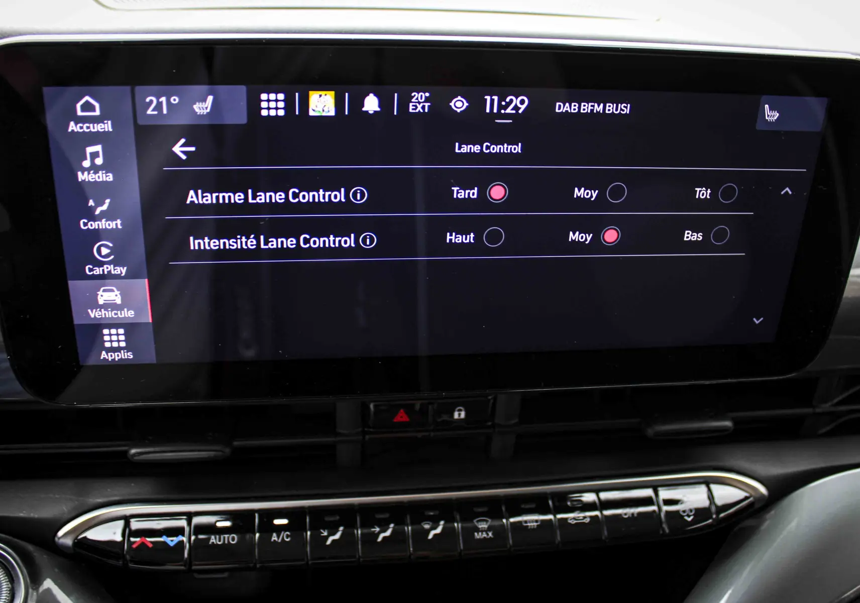 Écran tactile central de la Fiat 500 électrique 2023 montrant les réglages du Lane Control dans un intérieur noir.