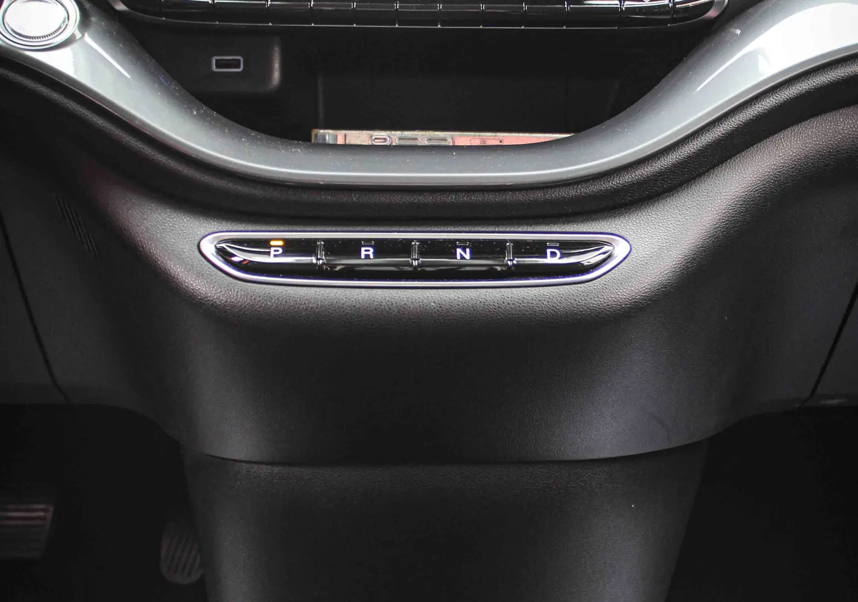 Vue intérieure centrée sur la console centrale et l'écran tactile de la Fiat 500 électrique gris minéral, avec commandes digitales.