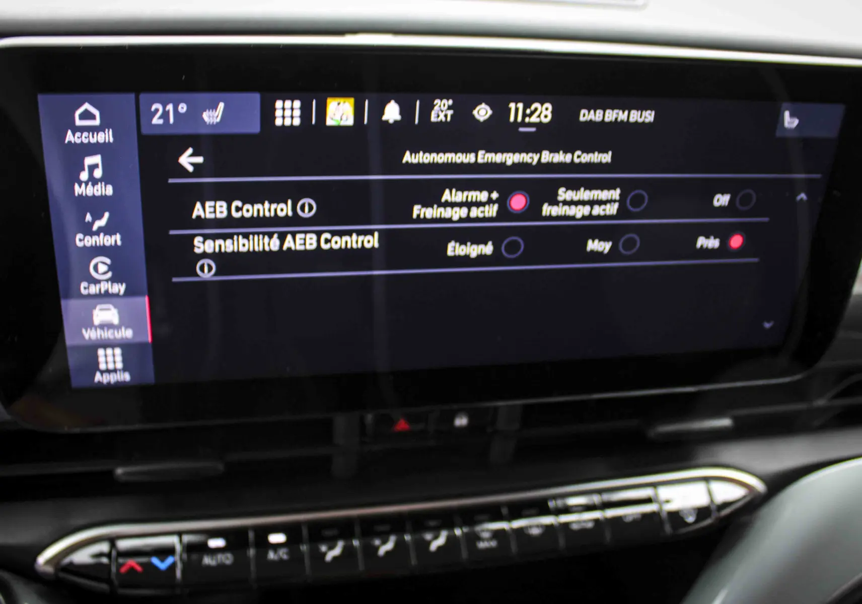 Écran tactile central de la Fiat 500 électrique 2023 affichant les réglages du freinage d'urgence autonome.