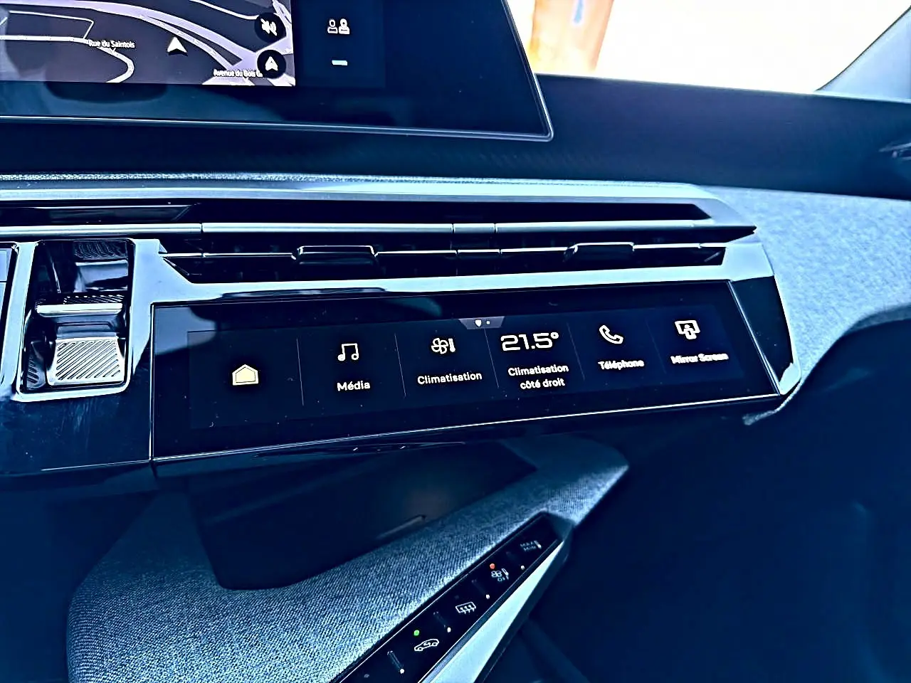 Vue rapprochée de la console centrale du Peugeot 5008 Hybrid 145 allure e-dcs6 2025, avec écran tactile et finition tissu gris.