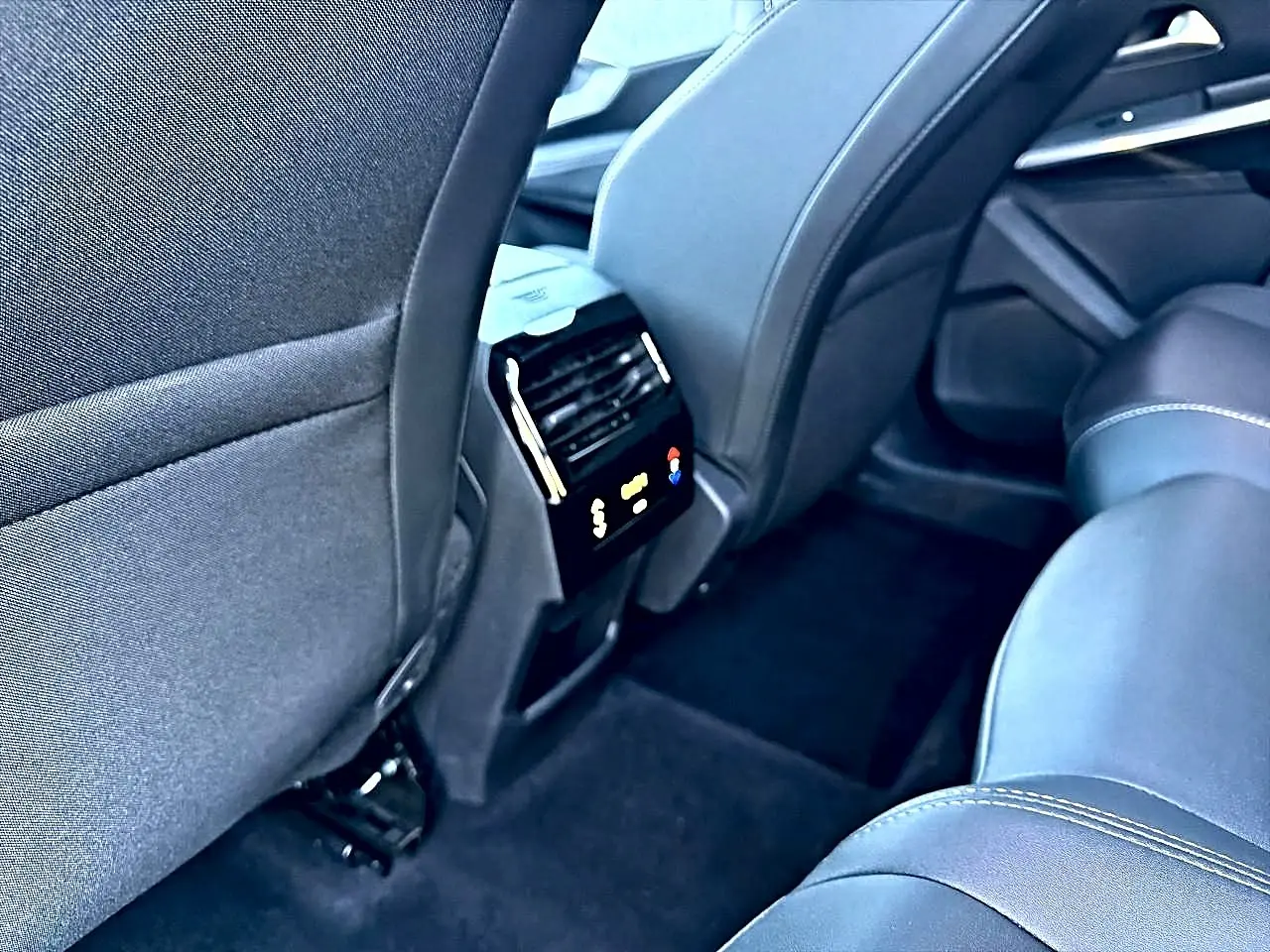 Vue arrière intérieure du Peugeot 5008 gris artense, mettant en valeur la climatisation tri-zone et les sièges en tissu.