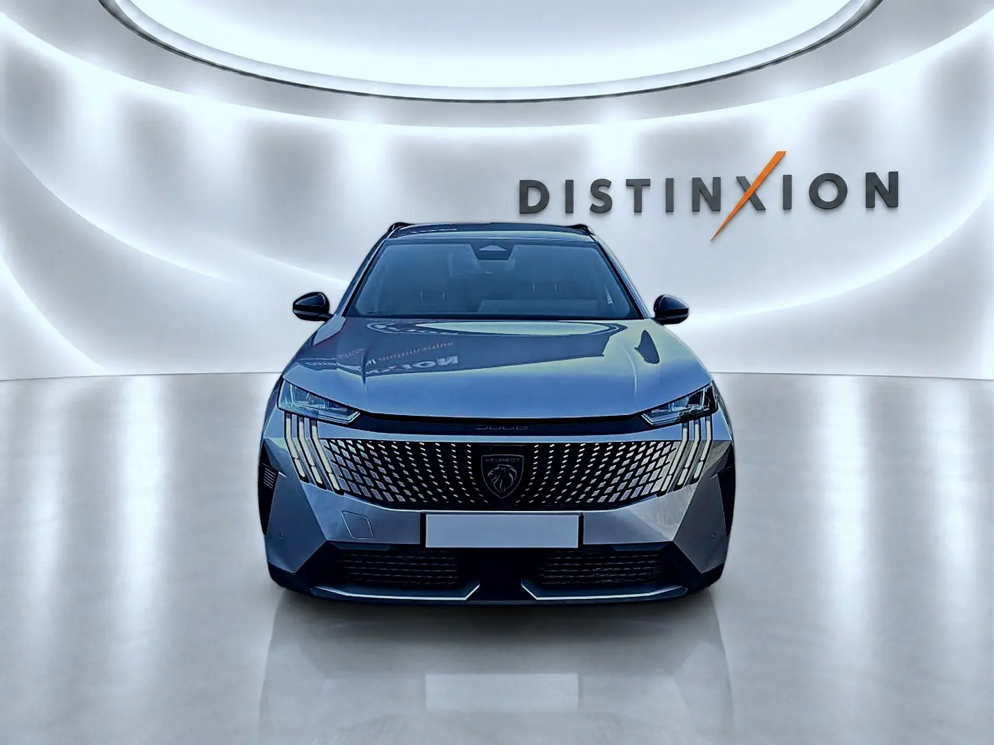 Vue frontale d'un Peugeot 5008 Hybrid 145 allure e-dcs6 gris artense avec calandre distinctive et logo lion.
