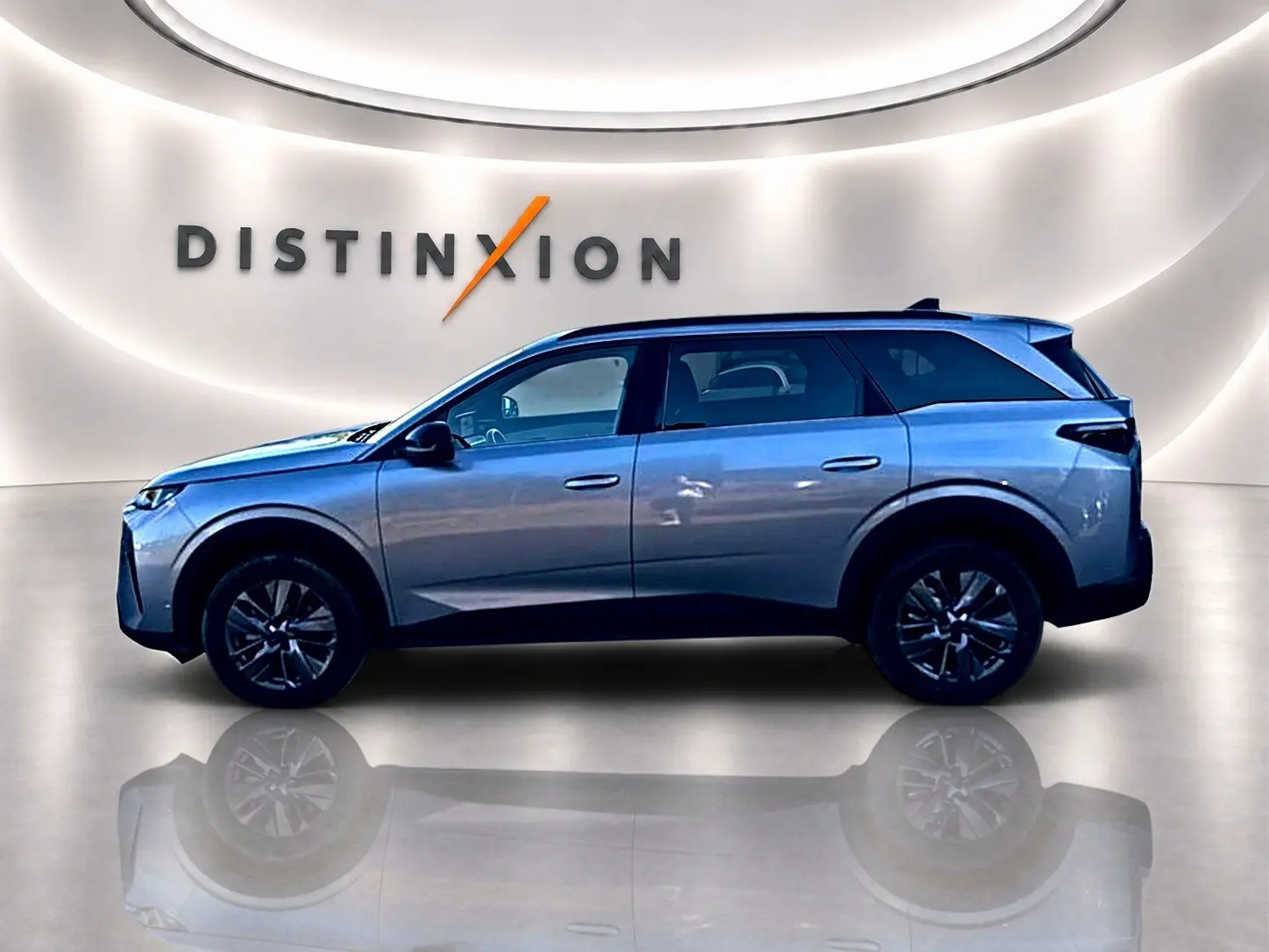 Peugeot 5008 Hybrid 145 allure e-dcs6 gris artense en profil droit dans un showroom lumineux avec logo Distinxion.