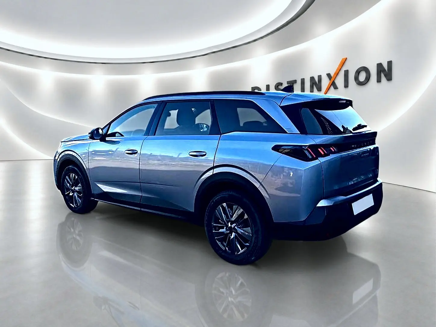Peugeot 5008 Hybrid 145 allure e-dcs6 gris artense en 3/4 arrière droit avec jantes alu et feux LED distinctifs.