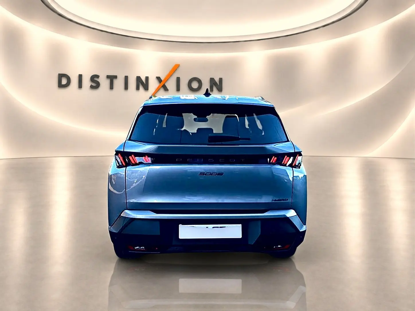 Vue arrière du Peugeot 5008 Hybrid 145 allure e-dcs6 gris artense, avec feux LED et becquet arrière visible.
